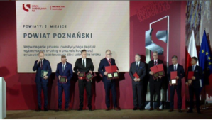 Odebranie II nagrody w konursie przez Vicestarostę poznańskiego